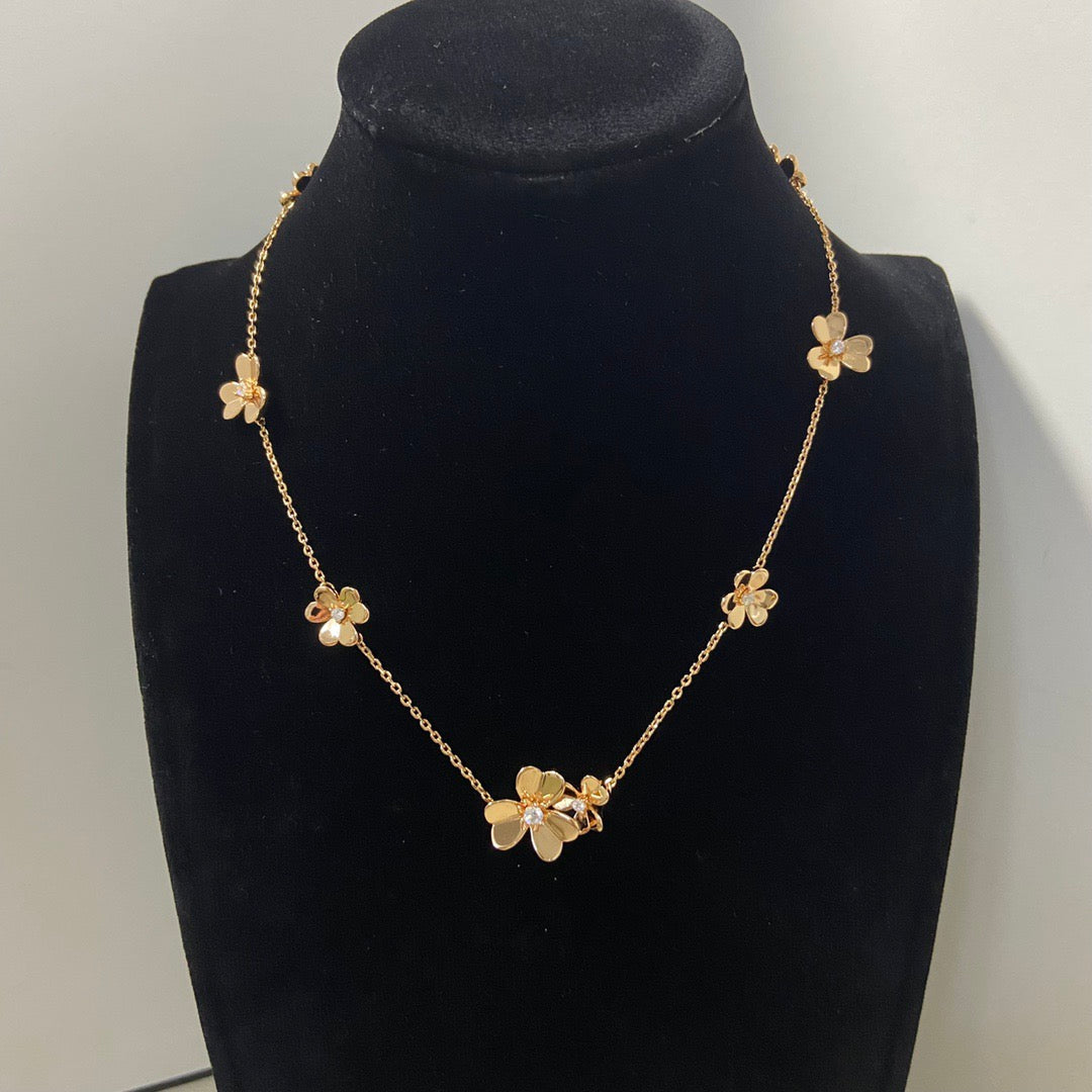 VCA Eight Three-Flower Neckalce